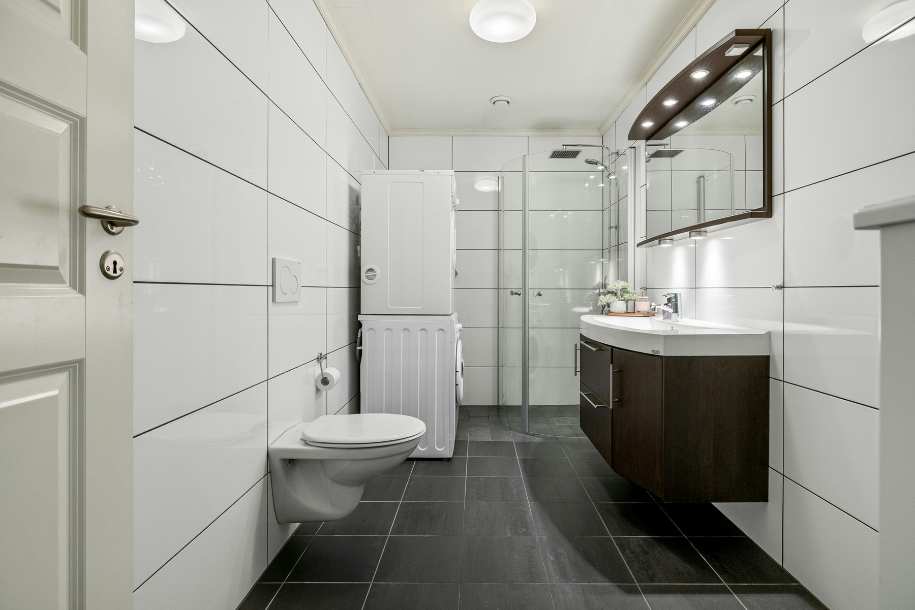 Stilles Badezimmer bei Nacht mit schwachem Licht
