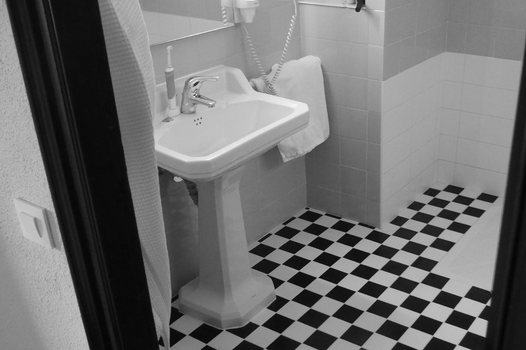 Saugglocke am Waschbecken im Badezimmer