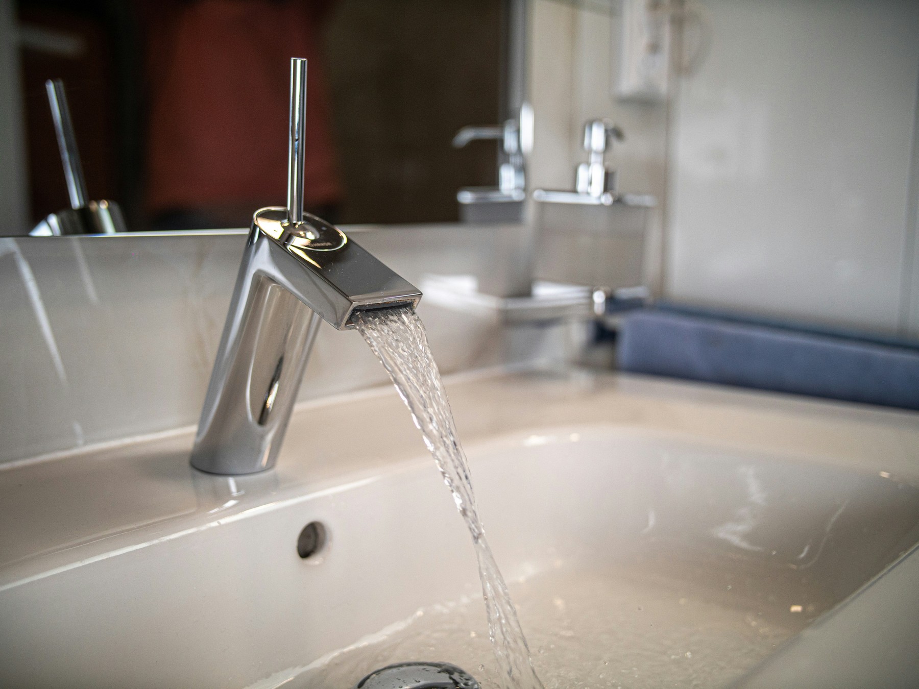 Wasser läuft zügig in einen Abfluss ab