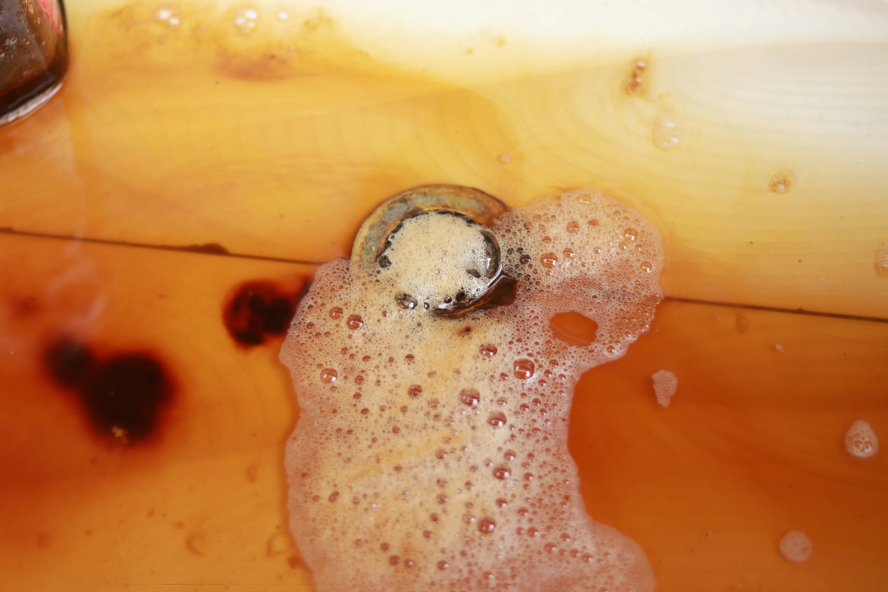 Wasser staut sich in einem Abfluss