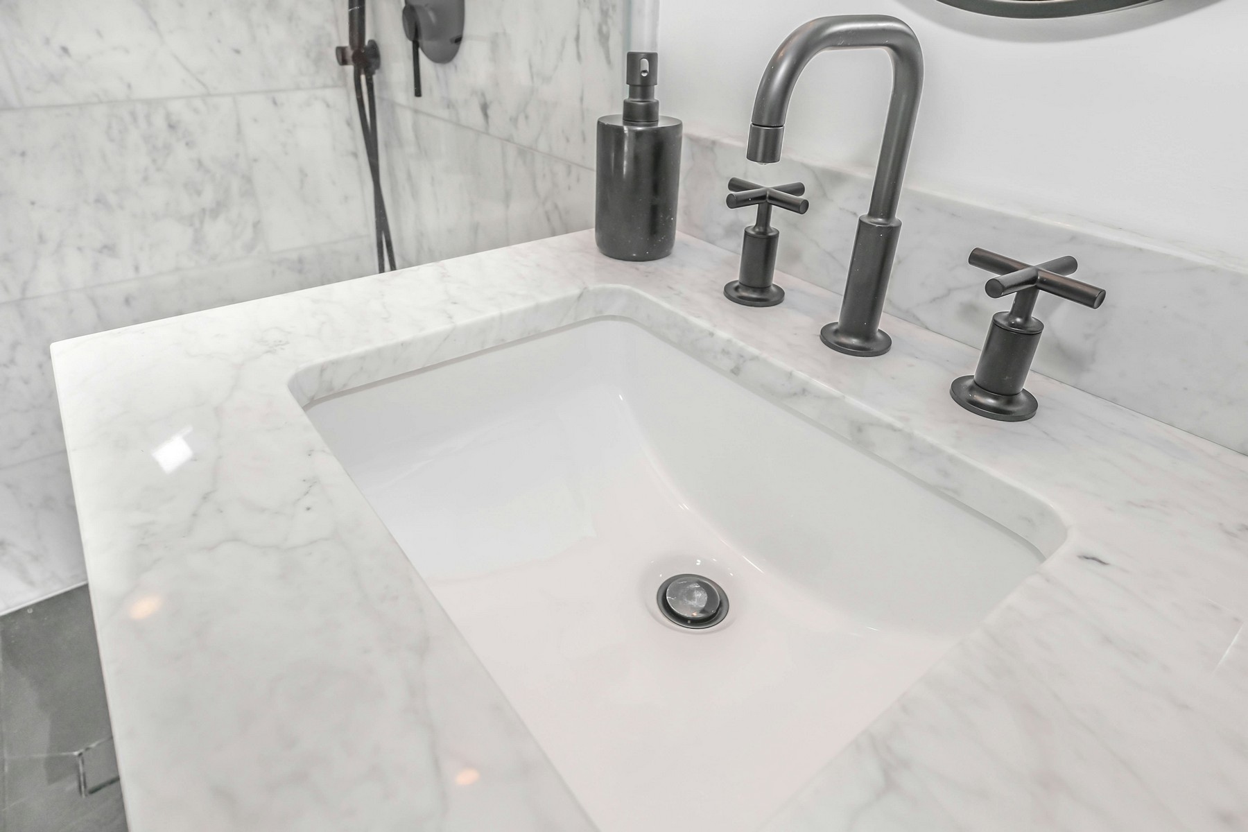 Nahaufnahme eines Abflusses im Badezimmer