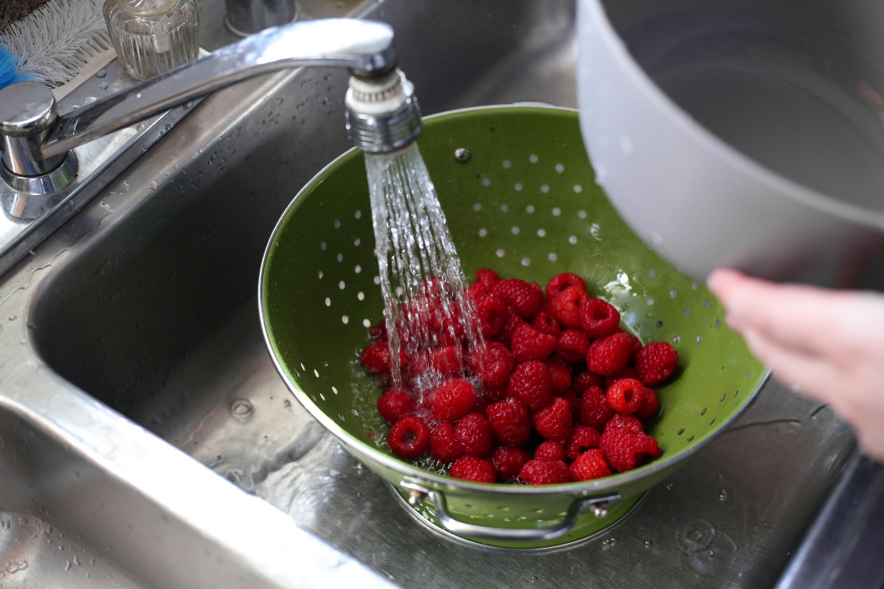 Küchenspüle mit Abfluss beim Abwaschen