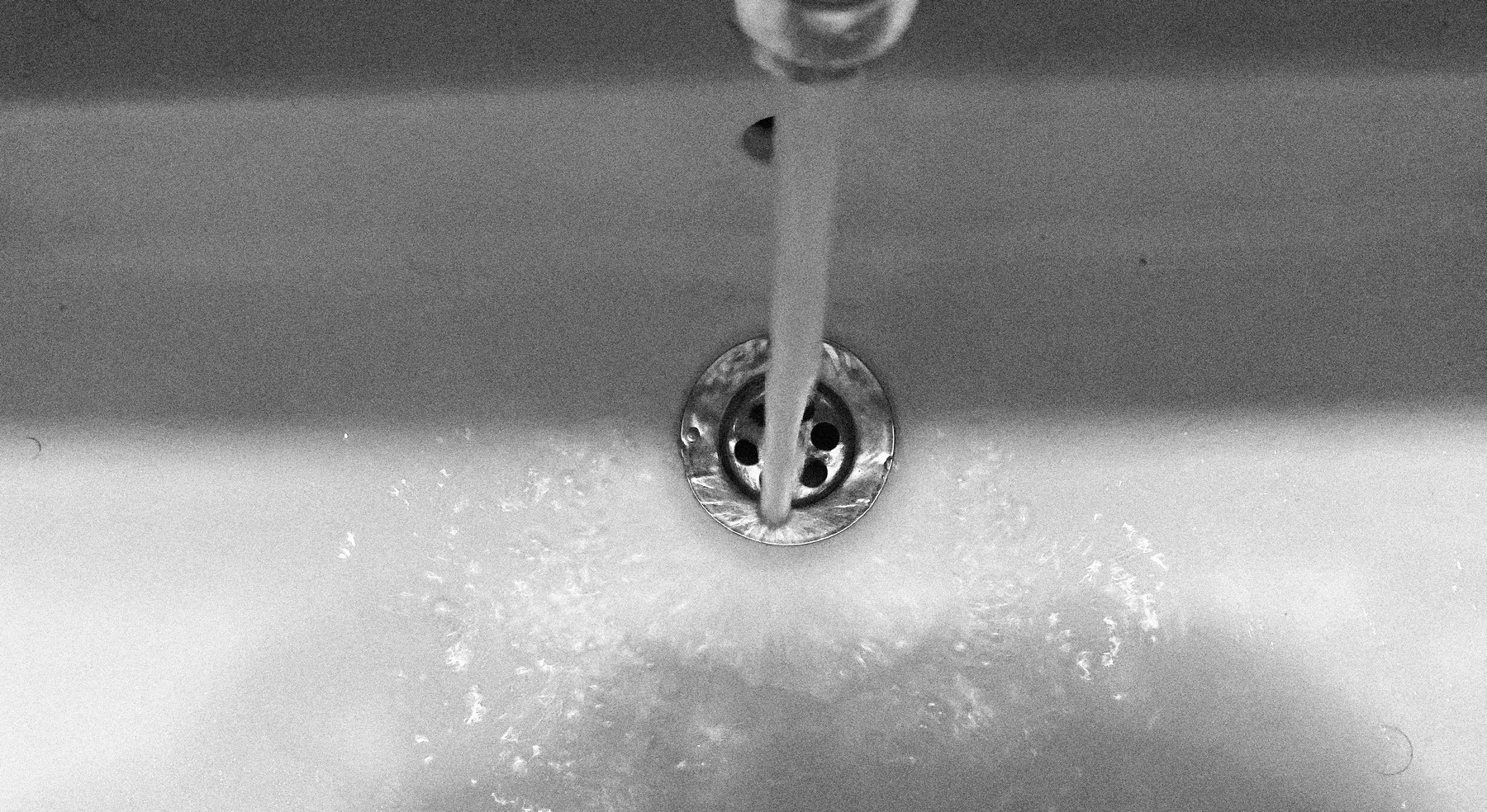 Wasser fließt in einen Abfluss im Waschbecken
