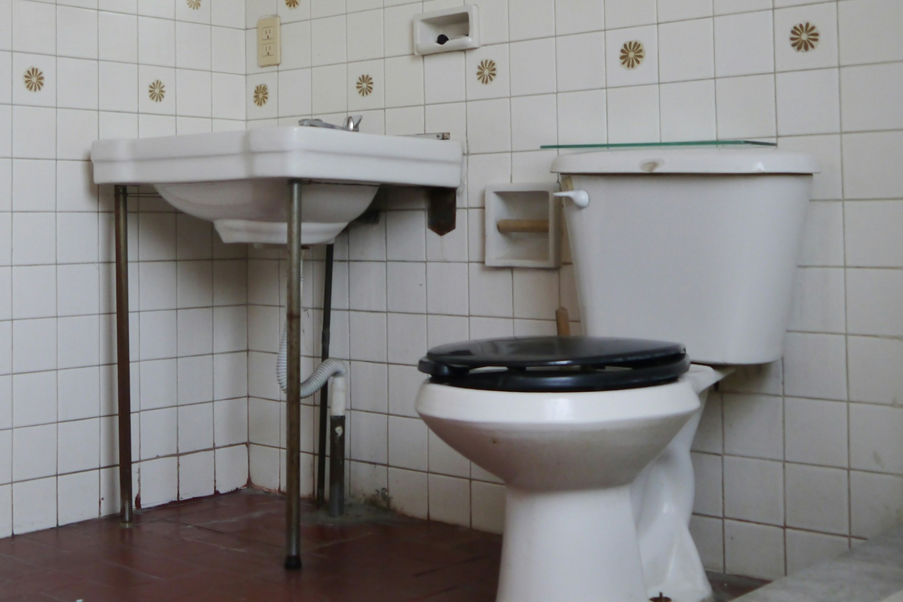 Rohrreinigungsspirale wird in einen Abfluss eingeführt