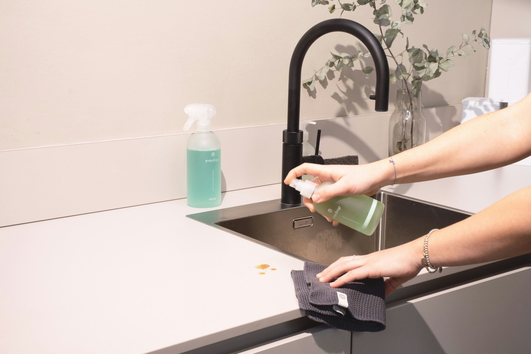 Siphon unter einem Waschbecken wird gereinigt