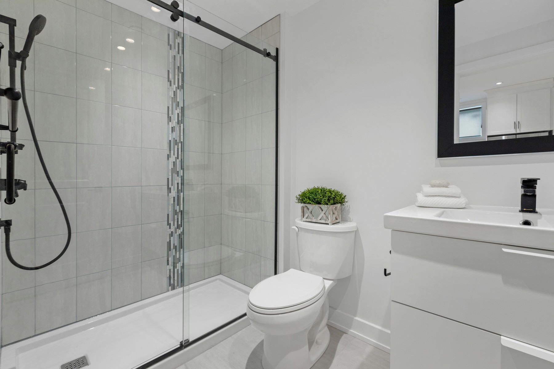 Weiße Toilette in einem sauberen Badezimmer