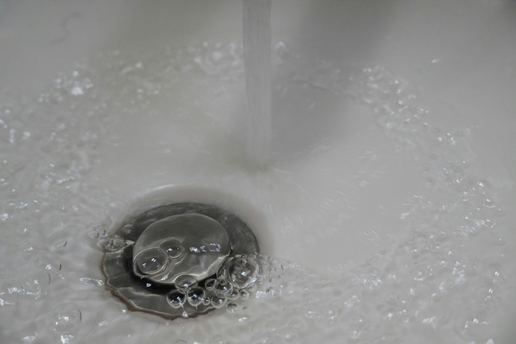 Blasen im Wasser eines Abflusses